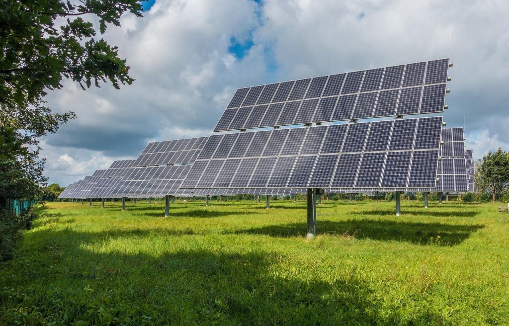 Kompas als metaphoor voor benchmarking bij duurzame energiekeuzes - helpt je navigeren door energieoplossingen