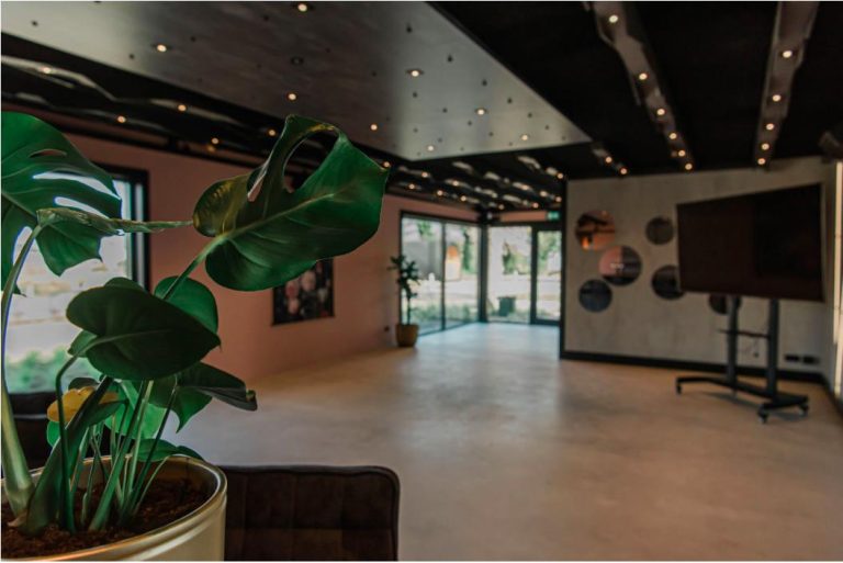 Home BUCK Bar Kitchen zaaltje geschikt voor zaal huren voor uw bruiloft in Boskoop met ruimte voor ceremonie en feest