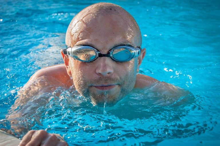 Home Swim in Balance coach helpt zwemmer met techniek en vertrouwen in het water