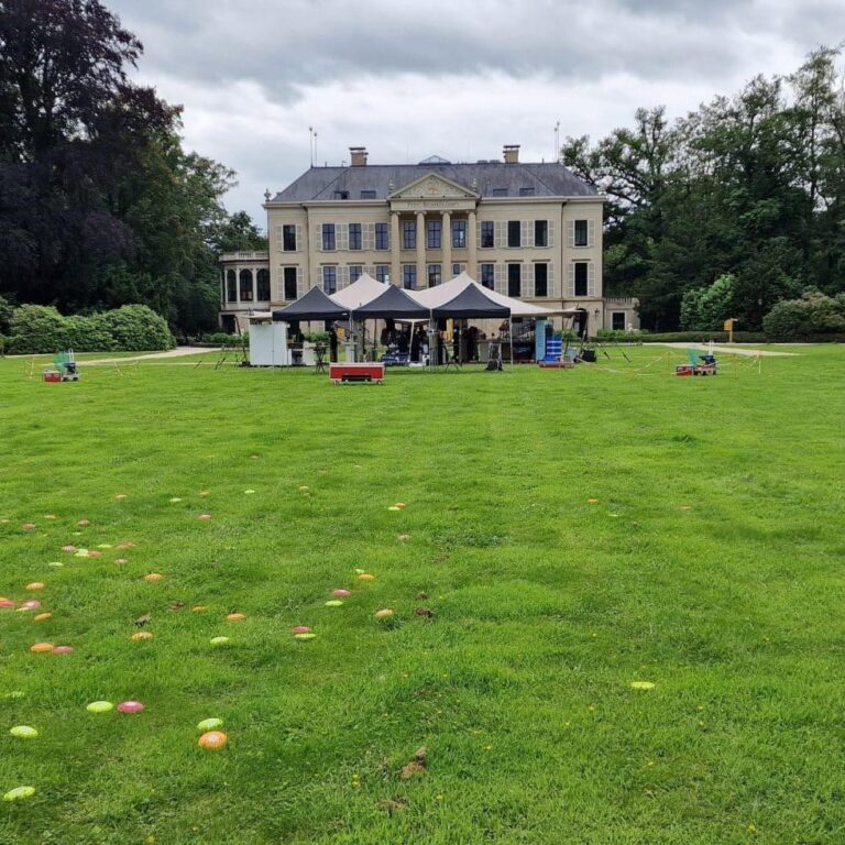 Home Groep medewerkers schiet met lasergeweren tijdens bedrijfsuitje kleiduivenschieten op locatie